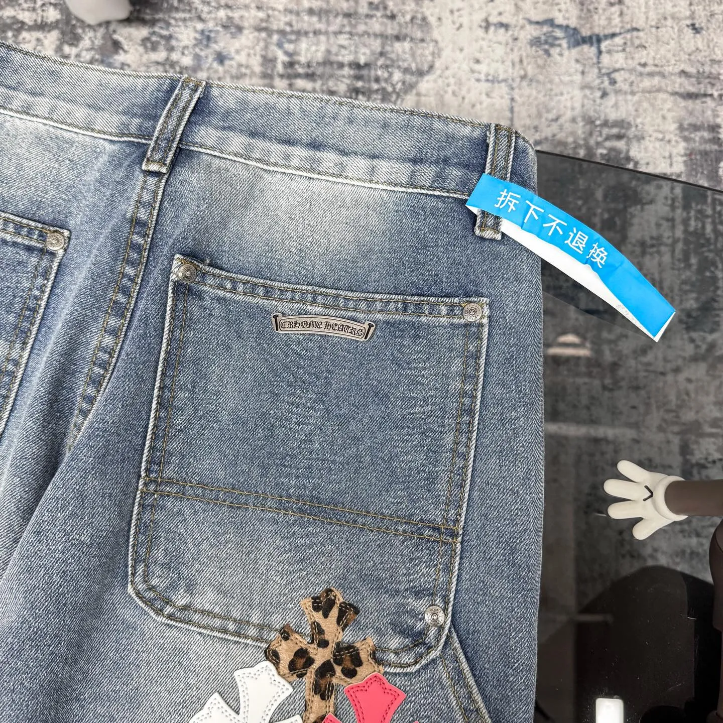 P280 CH Chromehearts Malaysia-limited leopard print cross patchwork leather workwear jeans and logging pants. The counter price is 34W. It is decorated with patchwork cross patterns and washed jeans! ! An absolutely high-end luxury product, a 1.9W-level god-level single product, a super popular product, made by top heavy industry, a magic weapon that cannot be missed! [About Zangyin] This is an extremely luxurious fashion brand that can also be called the aristocracy of the high street. It has always been an exclusive brand for some hipsters or rich second generations. Compared with ordinary high streets, it is more luxurious and noble. Compared with luxury brands, it is more fashionable and individual. It has always been a brand that I have a special liking for. [Top heavy industry fashion design] Consistently high-street luxury style. Speaking of this style, the Zangyin family and GU family are definitely the leading representative brands. Especially the Zangyin family has really achieved a state-of-the-art effect in creating high-street style. The unique washed material is used to create this style. The color system is already quite eye-catching. After it is decorated with patchwork cross flowers, it cleverly highlights the charm of the brand. Secondly, this style uses classic The high-waist cutting design highlights the long legs and fashionable temperament of the upper body. The brand is highly recognizable and the slim fit configuration is more suitable for daily wear. It is a product that interprets personality, fashion, and specifications at a glance. This single product is enough to make any fan excited. It can be a white T-shirt for a youthful college style, or a tight suspender for a royal style. It has strong matching ability and can be easily controlled by men.  [Materials and craftsmanship] Needless to say, this point goes without saying. As an excellent craftsman brand, Zangyin’s requirements for details and craftsmanship are really perfect. The washed color of this model has gone through so many processes, not to mention the embellishment of denim appliques. It is also purely hand-made and sewn. Just like what they believe in, only hand-made things have soul and have the meaning of wear. A top-notch heavy-duty fashionable denim item, I look forward to your perfect interpretation! !  Color: blue Size: 28-36